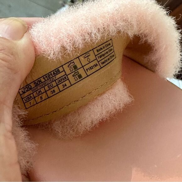 UGG Pink Fluffy Women's Sandals NWOT - Picture 11 of 11